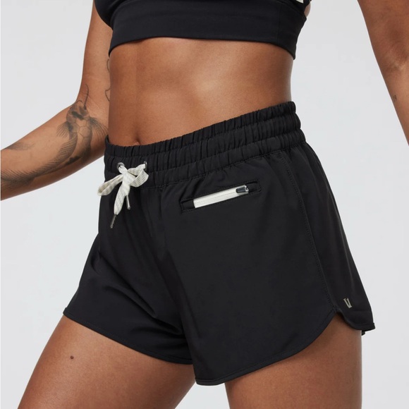 Vuori Clementine 2.0 shorts 2.5” - Picture 4 of 5